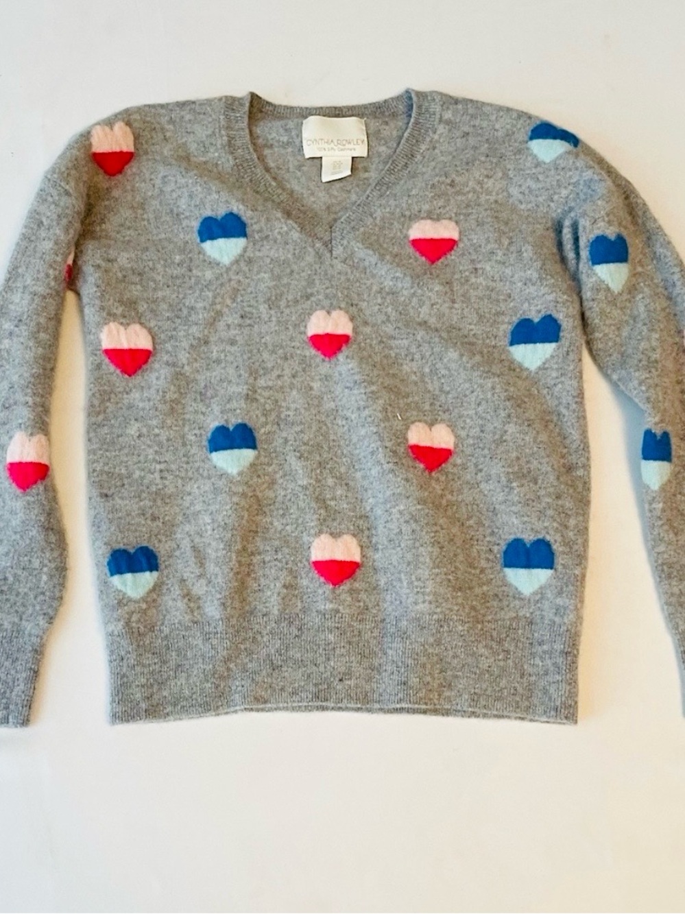 Super Cute 2ply Cashmere V‑Neck Sweater w/Charming Heart Motif ✨Extra Soft✨EUC✨